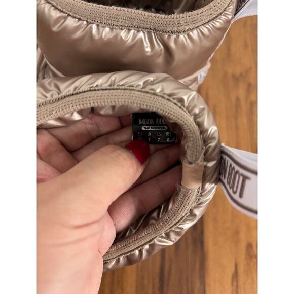 B57 Moon Boot Icon Pillow Low Snow Boots US 7/8 Maximalist Après Ski Futuristic - Picture 10 of 13